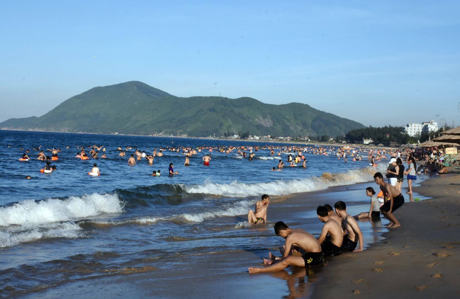 Nắng nóng, người dân đổ xô về bãi biển Hà Tĩnh giải nhiệt