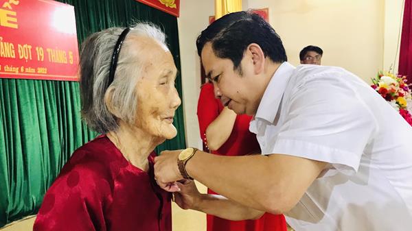 Hương Sơn: Trao tặng huy hiệu Đảng cho các Đảng viên tại Xã Sơn Bình