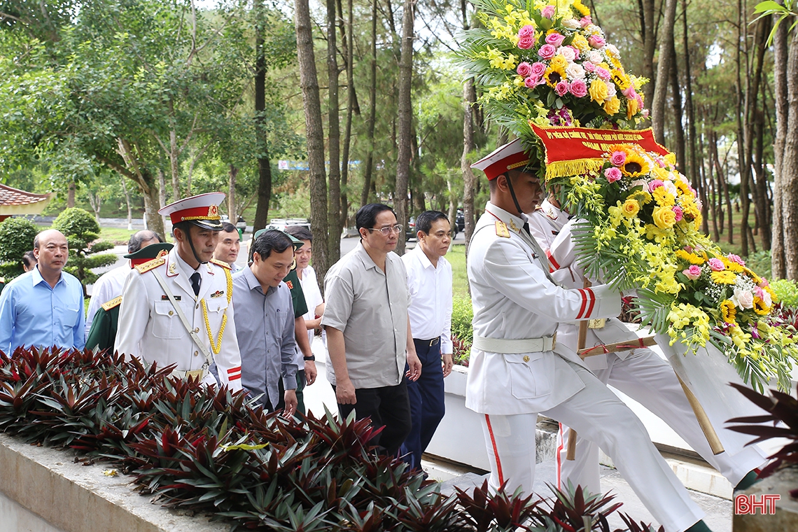 Thủ tướng Chính phủ dâng hương tại Ngã ba Đồng Lộc và thăm gia đình chính sách ở Hà Tĩnh
