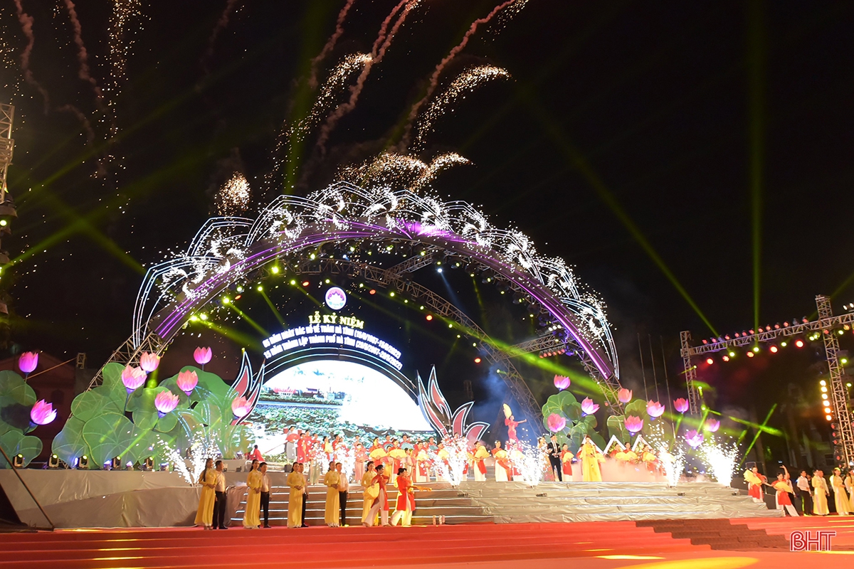 Long trọng kỷ niệm 65 năm Ngày Bác Hồ về thăm Hà Tĩnh và 15 năm thành lập TP Hà Tĩnh