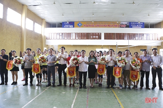 Tổ chức thành công Giải Bóng chuyền hơi CLB Nhà báo nữ Hà Tĩnh