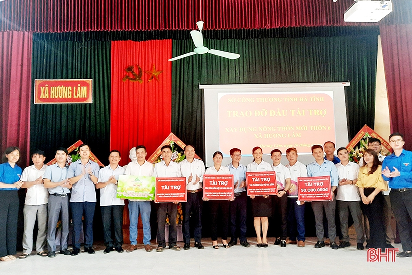 Sở Công thương trao kinh phí hỗ trợ xã Hương Lâm xây dựng khu dân cư kiểu mẫu