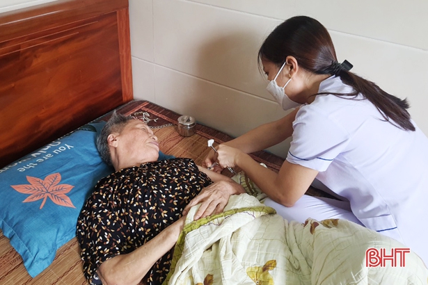 Người già, người đi lại khó khăn đã có cán bộ y tế Hà Tĩnh về tận nhà tiêm vắc-xin phòng COVID-19