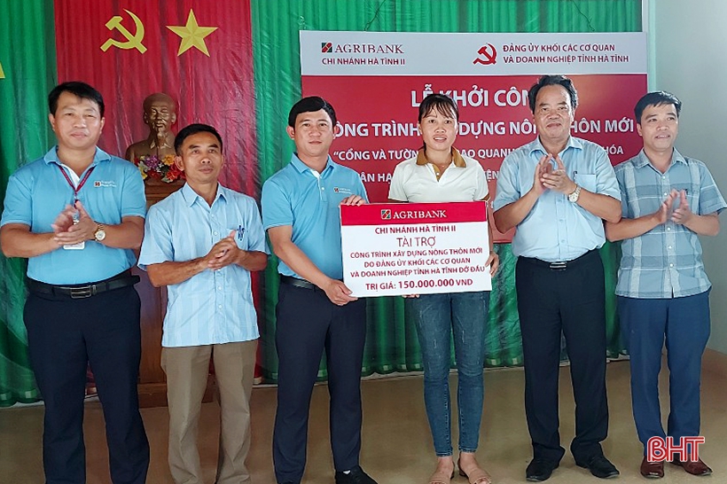 Đảng ủy Khối CCQ&DN Hà Tĩnh hỗ trợ xây dựng NTM ở Hương Khê