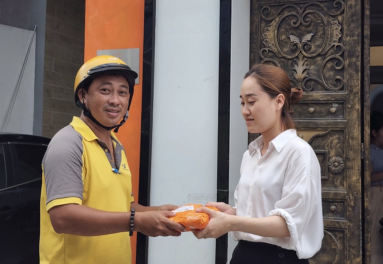 Nhân viên Bưu điện Việt Nam trả lại gần 75 triệu đồng cho khách hàng