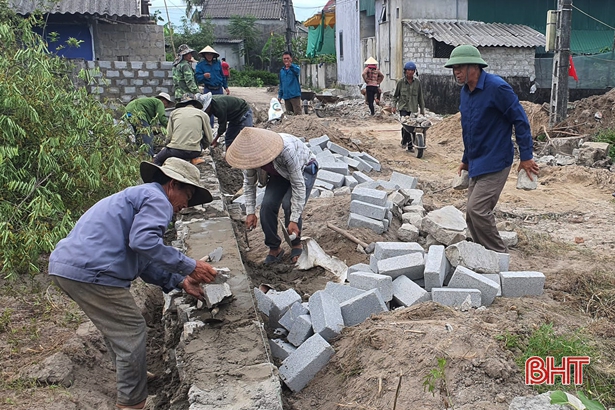 Đoàn viên, người lao động Hà Tĩnh tích cực tham gia xây dựng nông thôn mới