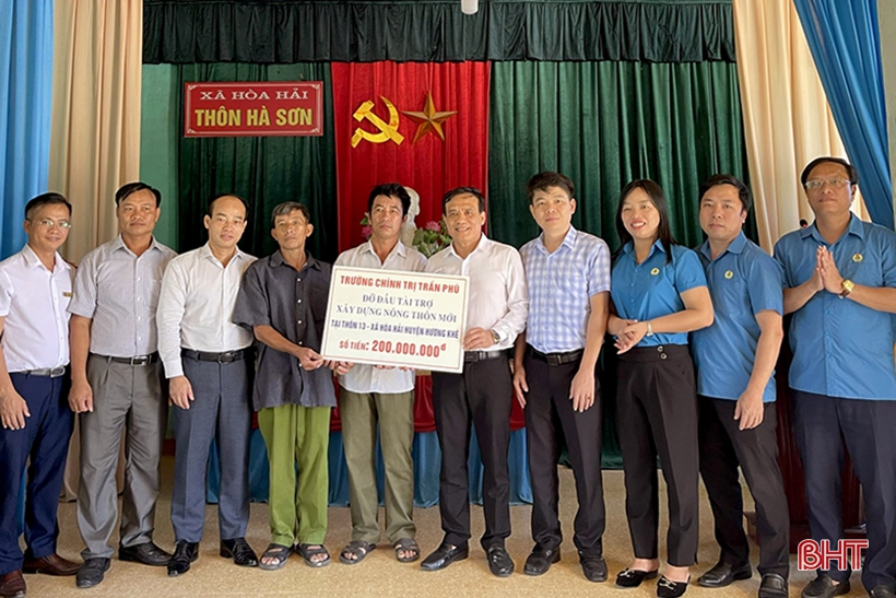 Trường Chính trị Trần Phú hỗ trợ thôn biên giới 200 triệu đồng xây dựng NTM