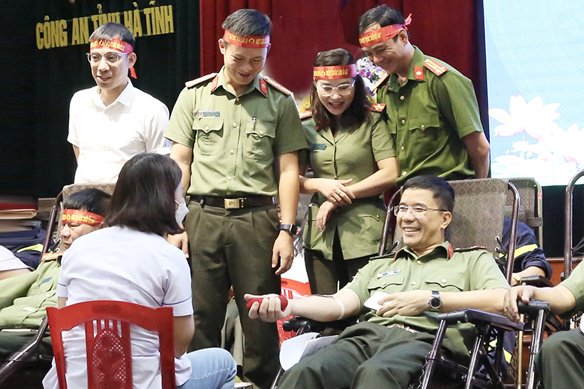 Giám đốc Công an Hà Tĩnh cùng 250 cán bộ, chiến sỹ tham gia hiến máu tình nguyện