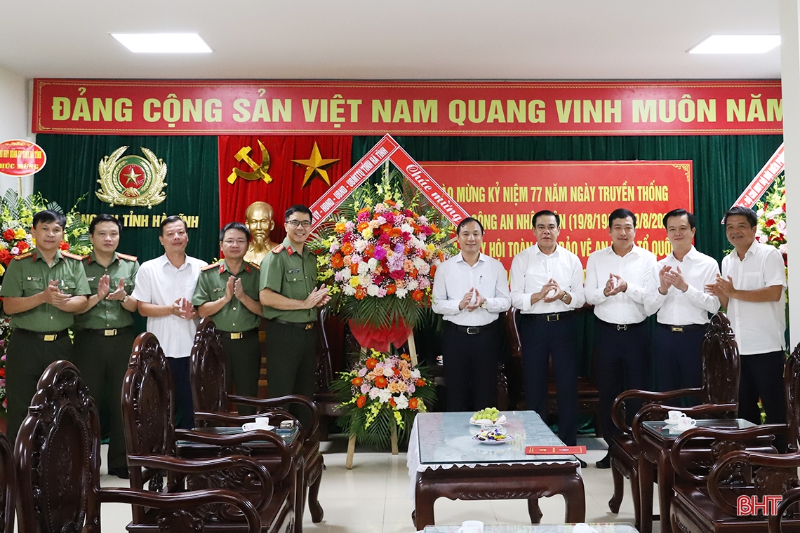 Lãnh đạo tỉnh Hà Tĩnh chúc mừng Ngày truyền thống lực lượng Công an nhân dân