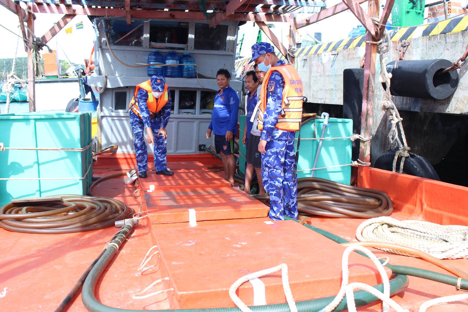 Cảnh sát biển liên tiếp bắt giữ tàu vận chuyển 75 ngàn lít dầu DO trái phép
