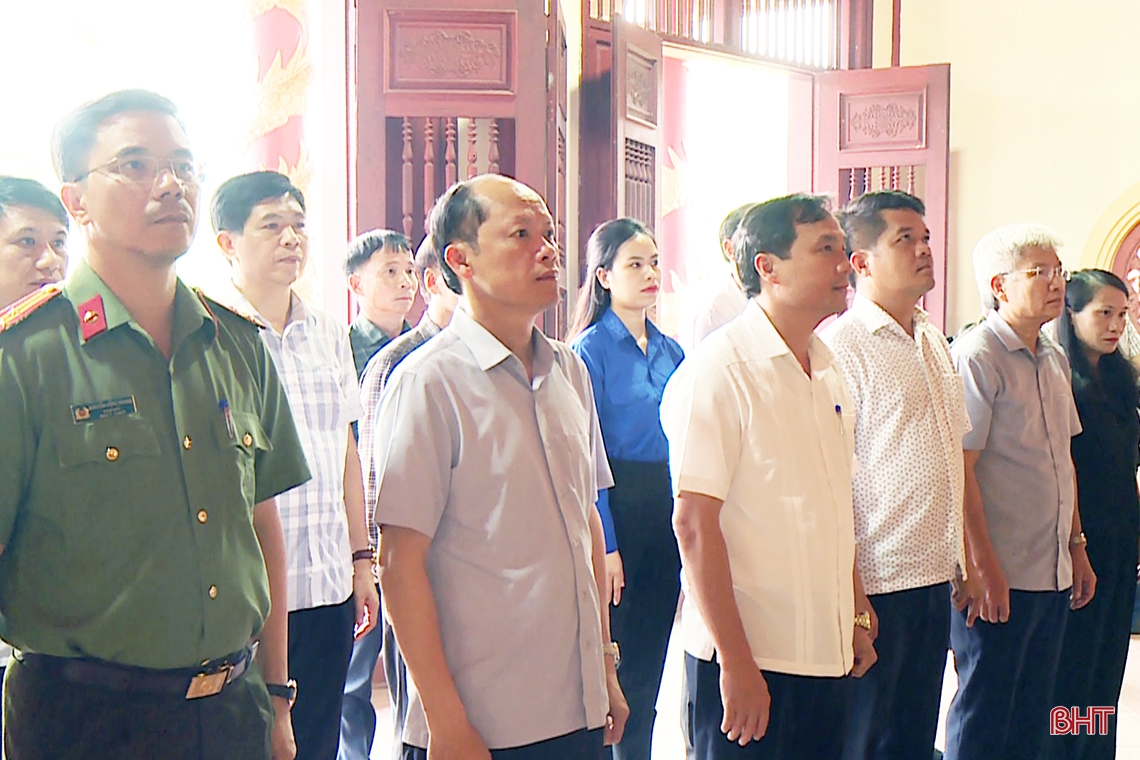 Đoàn công tác tỉnh Hà Tĩnh dâng hương tưởng niệm các anh hùng liệt sỹ quân tình nguyện và chuyên gia Việt Nam hy sinh tại Lào