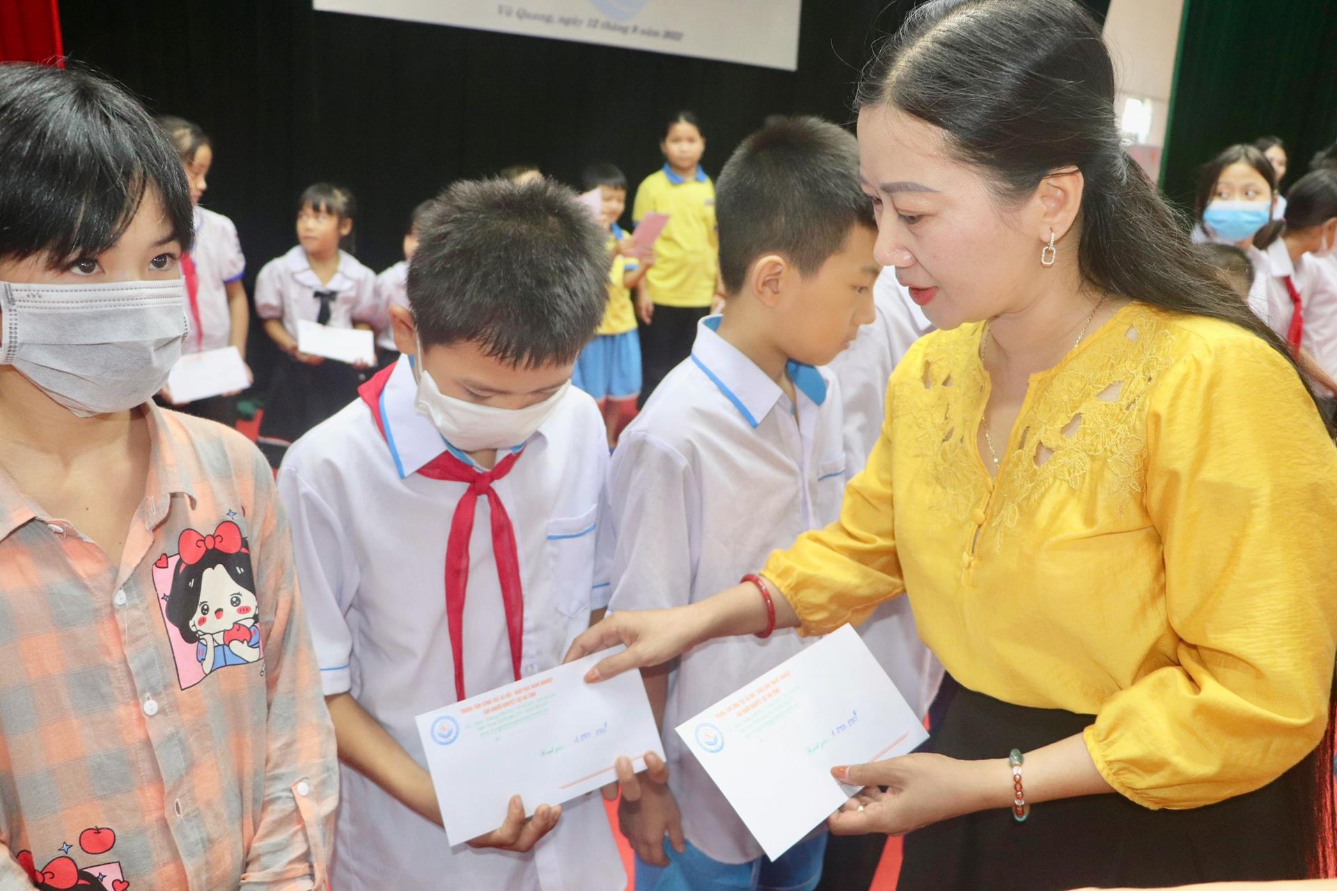 Vũ Quang tổ chức trao tặng 50 suất học bổng cho Trẻ em có hoàn cảnh đặc biệt, khó khăn