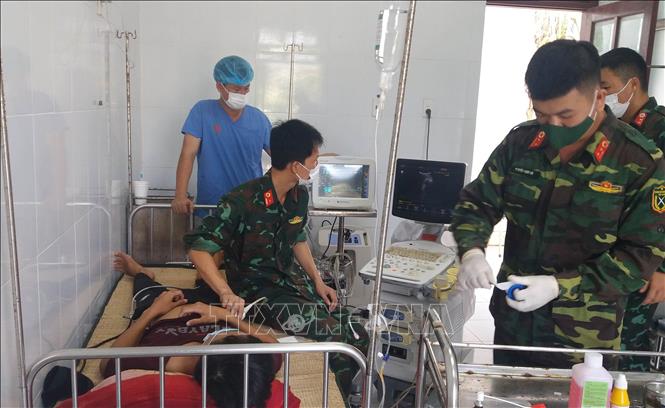 Bệnh xá đảo Song Tử Tây cấp cứu ngư dân Bình Định bị tai nạn trên biển