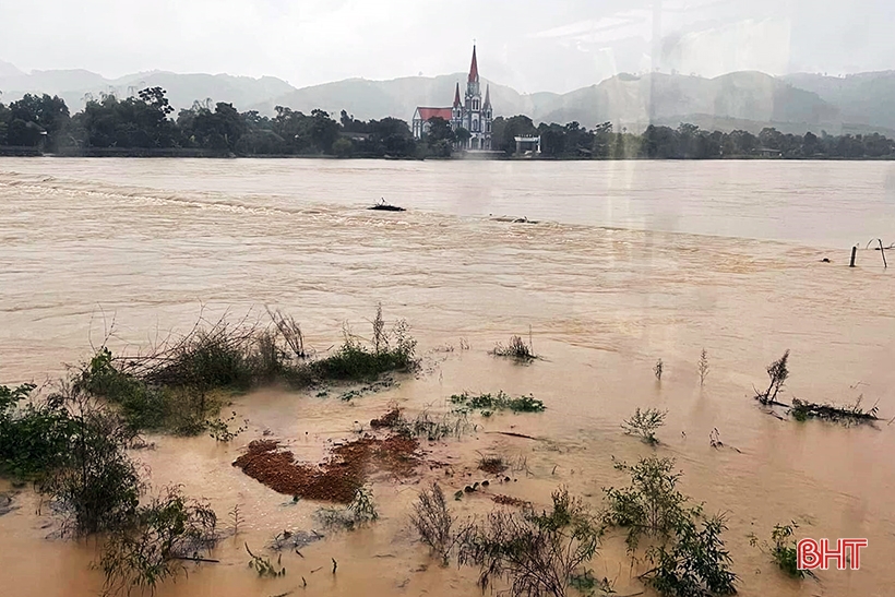 Nước sông Ngàn Sâu lên sát mức báo động 2, nhiều hộ dân ở Hương Khê đang bị cô lập