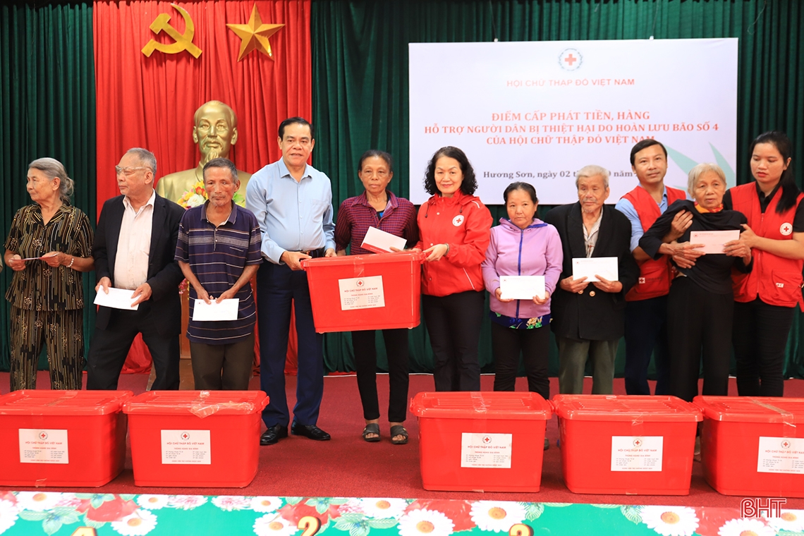 Trung ương Hội Chữ thập đỏ Việt Nam trao quà cứu trợ Nhân dân bị ngập lụt tại Hà Tĩnh
