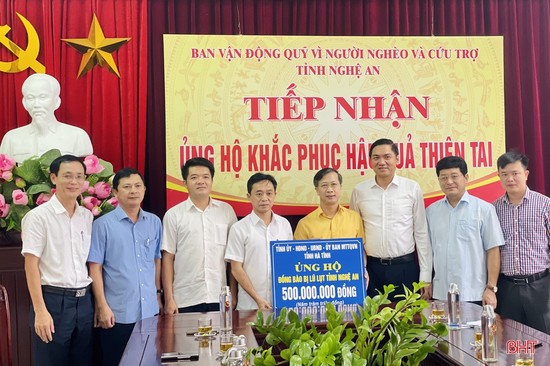Hà Tĩnh hỗ trợ người dân vùng lũ Nghệ An 500 triệu đồng