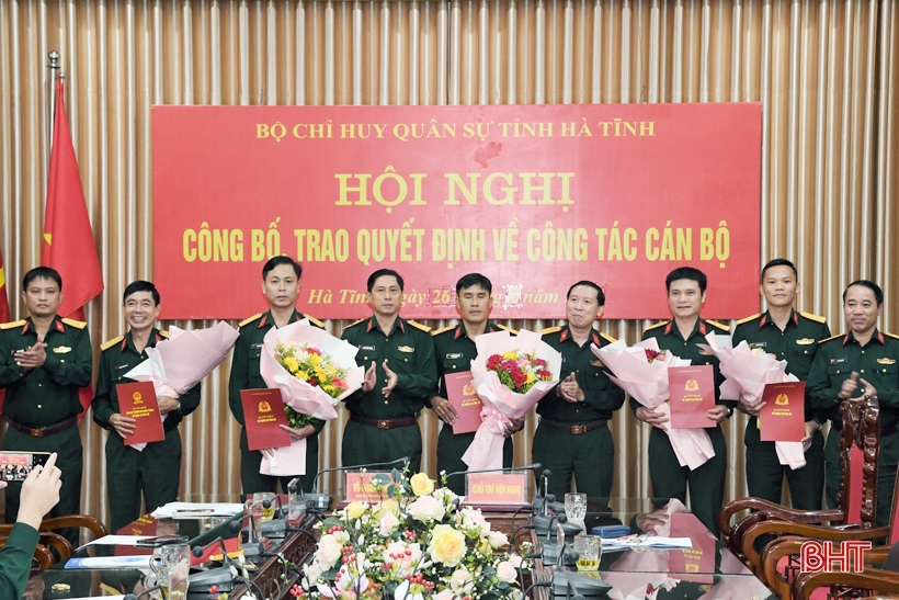 Bộ CHQS tỉnh Hà Tĩnh công bố, trao các quyết định về điều động, bổ nhiệm cán bộ