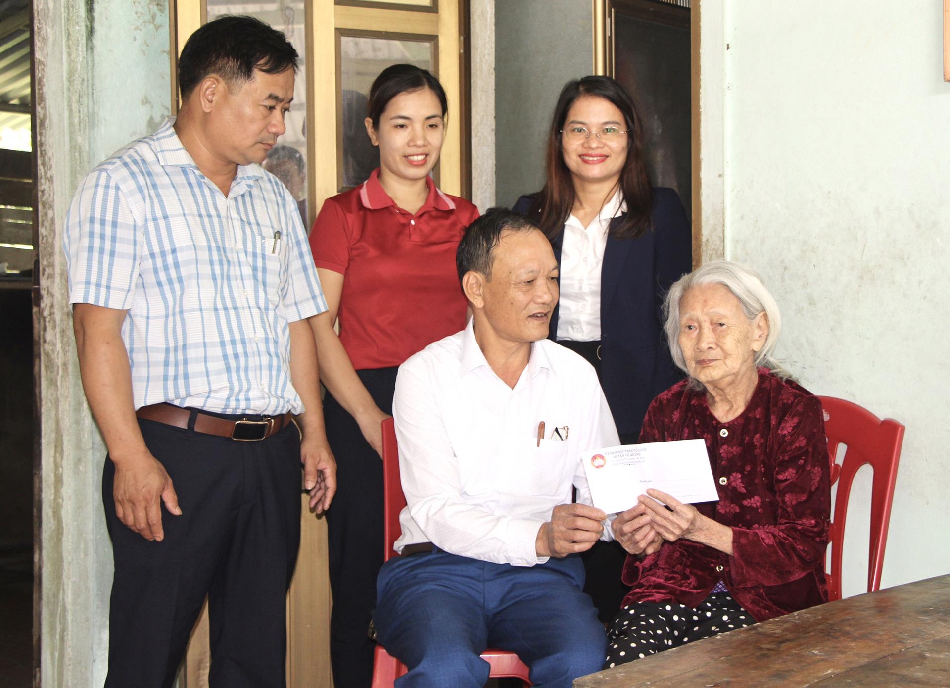 Ủy ban MTTQ huyện Vũ Quang thăm hỏi, tặng quà cho hộ nghèo có hoàn cảnh đặc biệt khó khăn