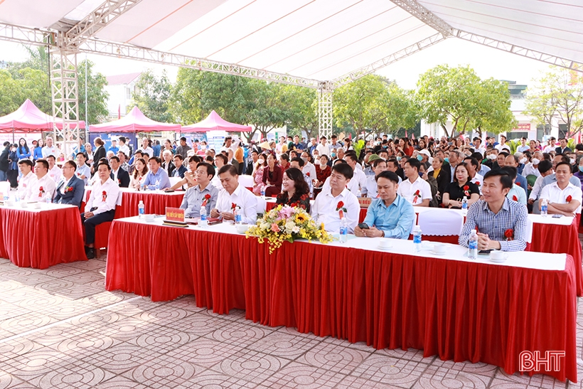 Người dân Cẩm Xuyên sôi nổi tham gia ngày hội chuyển đổi số