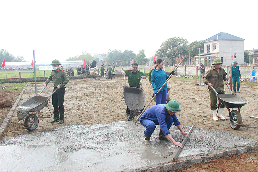 Lực lượng vũ trang Nghi Xuân giúp Xuân Hội xây dựng nông thôn mới ngày cuối tuần