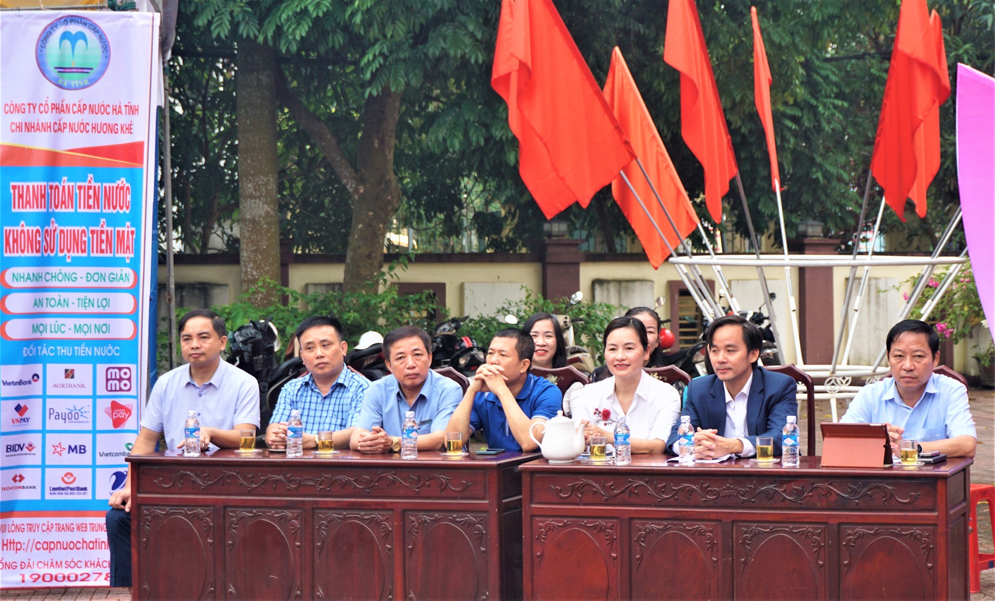 Người dân thị trấn Hương Khê sôi nổi tham gia ngày hội chuyển đổi số