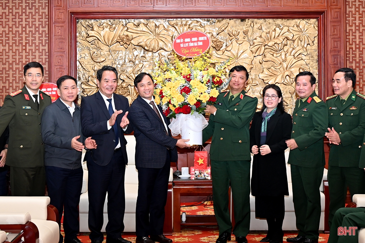 Đoàn công tác tỉnh Hà Tĩnh chúc mừng Trung tướng Hà Thọ Bình