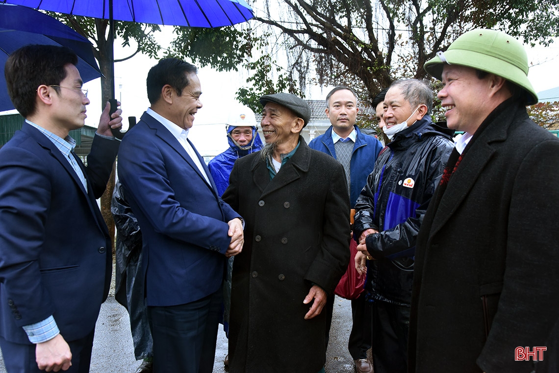 Chủ tịch UBND tỉnh kiểm tra khu tái định cư xã Kỳ Lợi và tặng quà gia đình chính sách