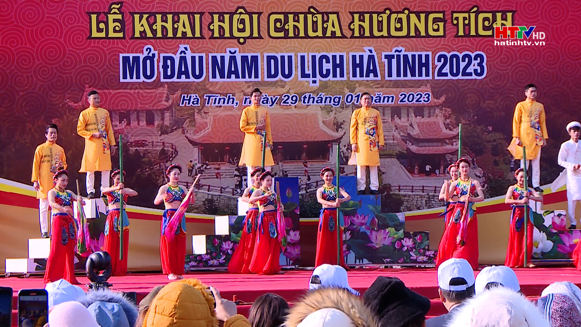 Hàng ngàn du khách nô nức trẩy hội chùa Hương - Hà Tĩnh