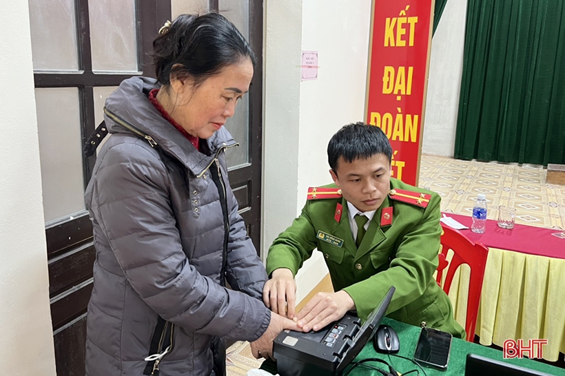 Hà Tĩnh: Cán bộ công an xuống tận tổ dân phố cấp tài khoản định danh điện tử cho công dân