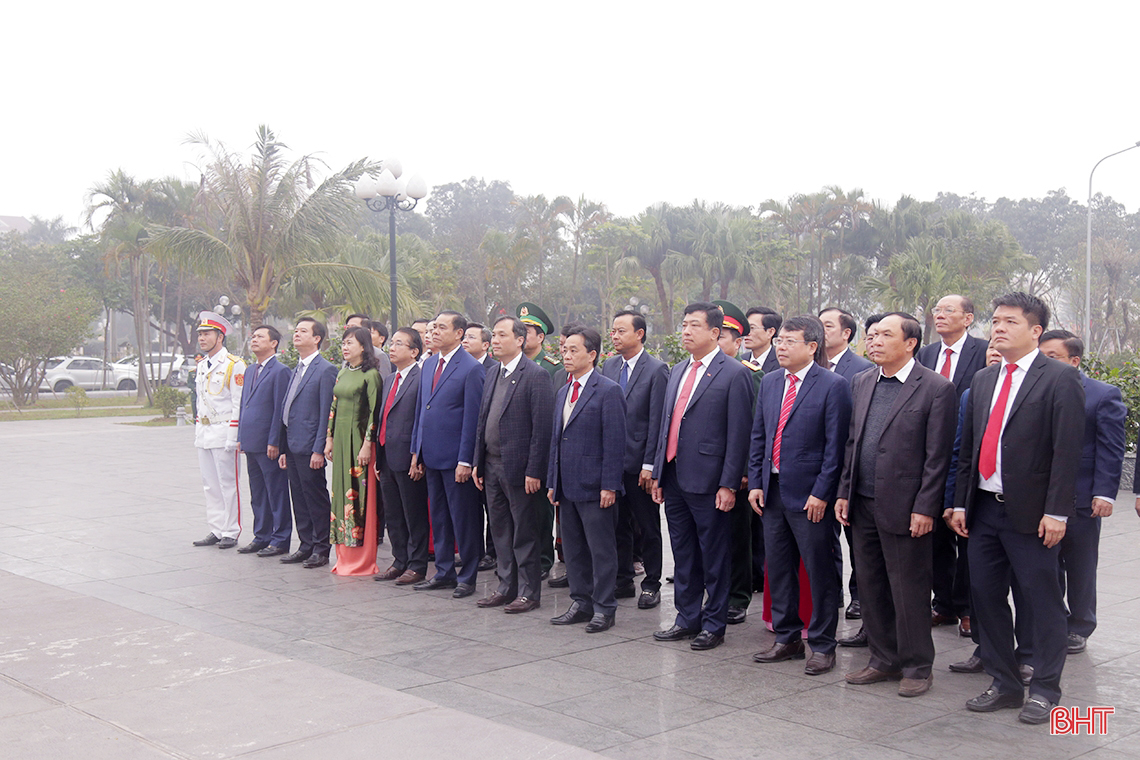 Đoàn lãnh đạo tỉnh Hà Tĩnh dâng hương tưởng niệm Chủ tịch Hồ Chí Minh