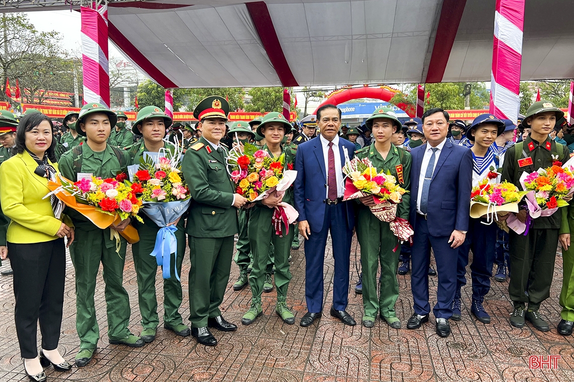 Phó Tổng Tham mưu trưởng QĐND Việt Nam và Chủ tịch UBND tỉnh dự lễ giao quân tại Đức Thọ