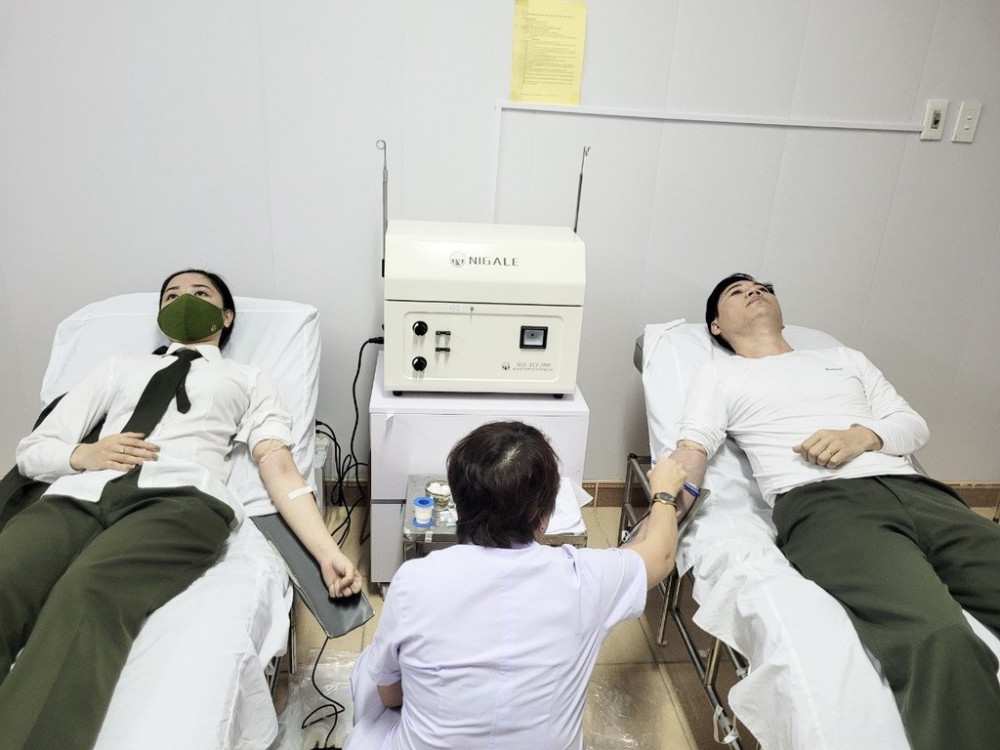 Hai cán bộ Công an Hà Tĩnh kịp thời hiến nhóm máu hiếm cứu người