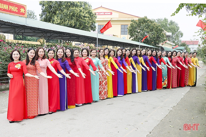 Mặc chiếc áo dài Hà Tĩnh tuyệt đẹp, bạn sẽ cảm nhận được sự thanh nhã và dịu dàng của phụ nữ miền Trung. Hãy cùng ngắm nhìn hình ảnh về áo dài Hà Tĩnh để khám phá sự độc đáo và tinh tế của trang phục truyền thống này.