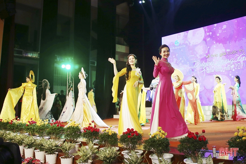 Áo dài: Xem ngay hình ảnh cổ vũ cho trang phục truyền thống của Việt Nam - áo dài. Những mẫu thiết kế tinh tế, đầy màu sắc và phong cách đa dạng sẽ khiến bạn đắm chìm trong vẻ đẹp của áo dài.