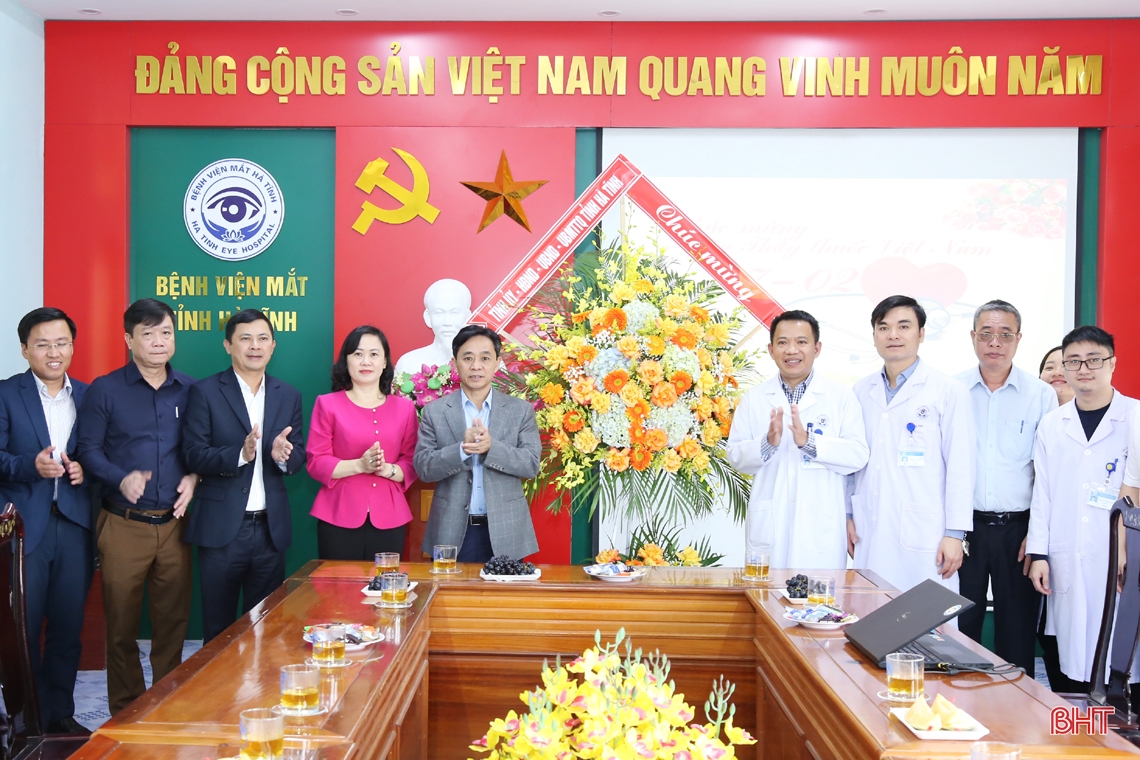 Lãnh đạo tỉnh chúc mừng các cơ sở y tế Hà Tĩnh nhân Ngày Thầy thuốc Việt Nam