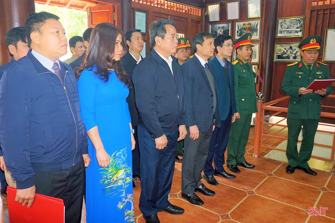 Lãnh đạo Hà Tĩnh dâng hương tưởng niệm Trung tướng Đồng Sỹ Nguyên
