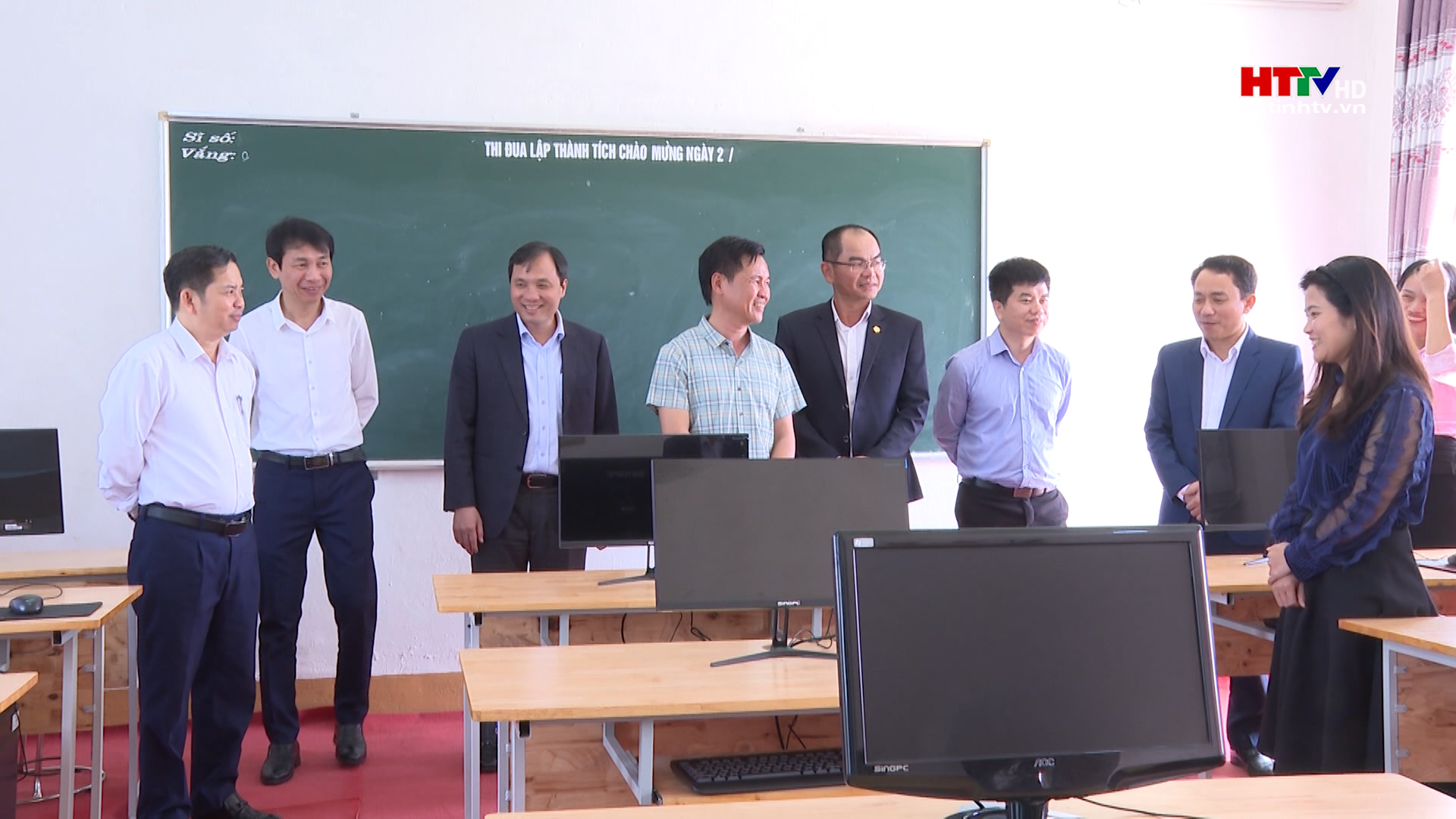 Bí thư Tỉnh ủy trao tặng máy tính cho các trường khó khăn Hương Sơn