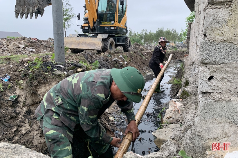 Chiến sỹ quân hàm xanh giúp xã phía Nam Hà Tĩnh xây dựng NTM nâng cao