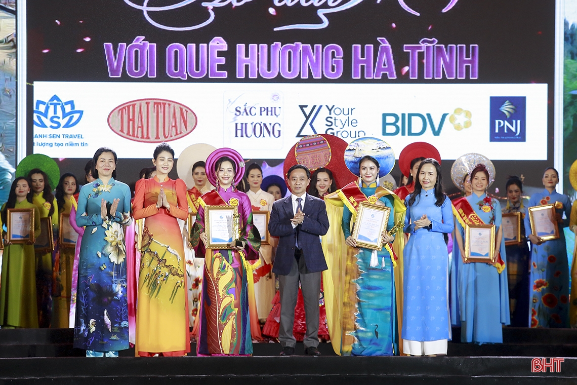 Hai thí sinh giành giải nhất Cuộc thi “Áo dài với quê hương Hà Tĩnh”