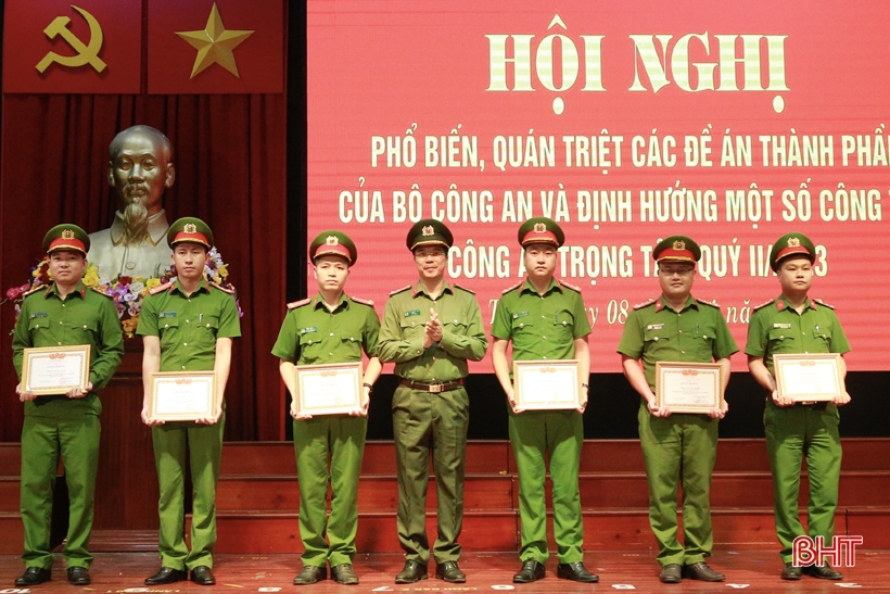 Bộ trưởng Bộ Công an khen thưởng 5 đơn vị công an xã ở Hà Tĩnh về cấp CCCD