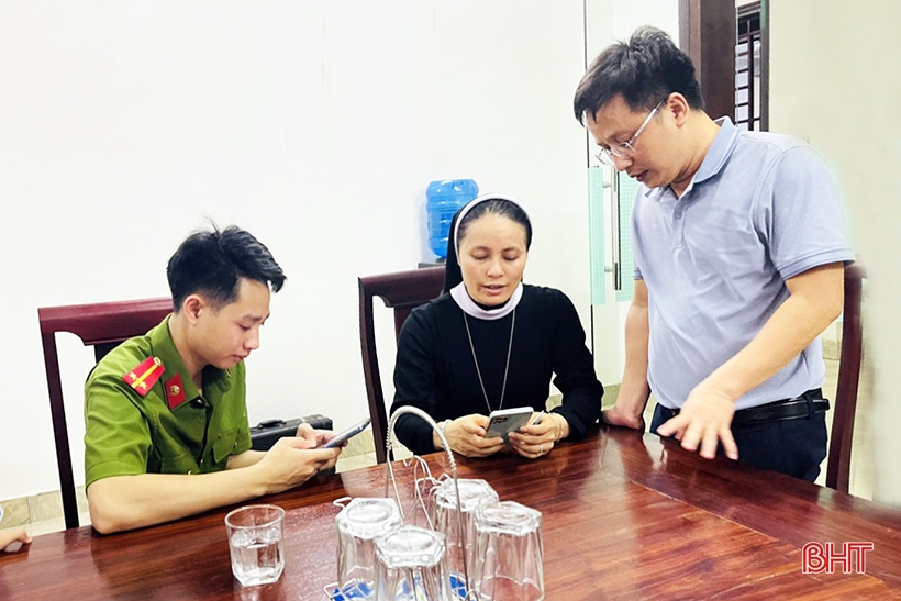 Thị trấn Hương Khê lập “kỷ lục” kích hoạt tài khoản định danh điện tử tính trong 1 ngày