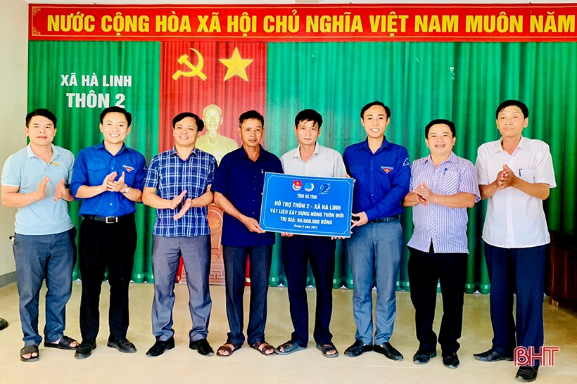 Tích cực hỗ trợ thôn khó ở Hương Khê xây dựng nông thôn mới