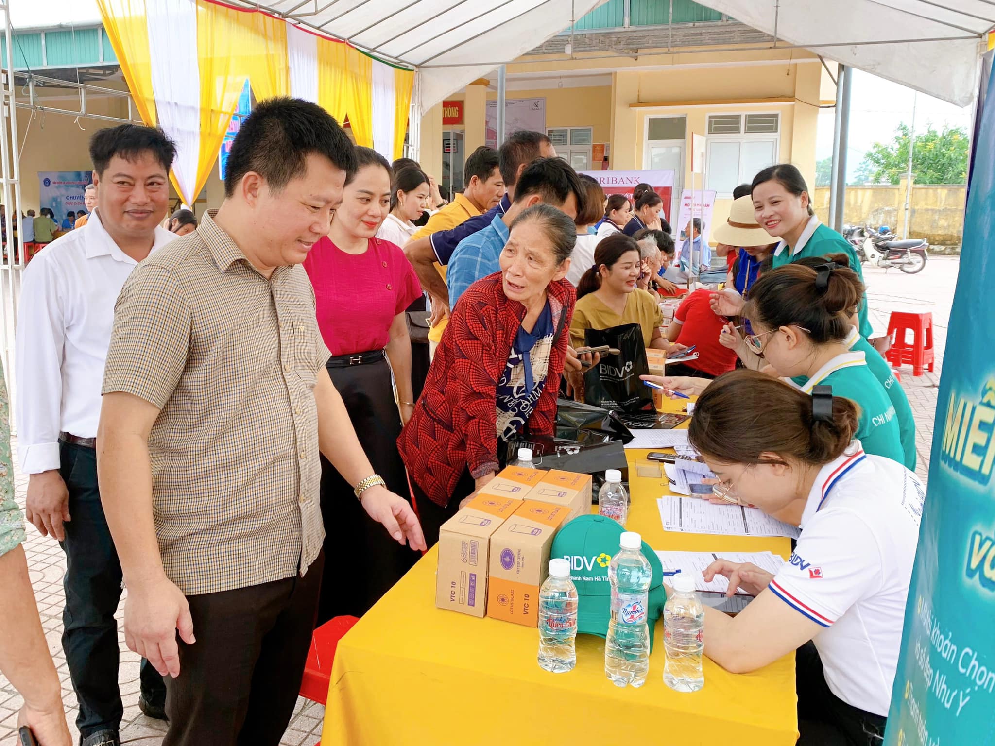 Hỗ trợ người dân chuyển đổi số trên địa bàn Thị trấn Thiên Cầm