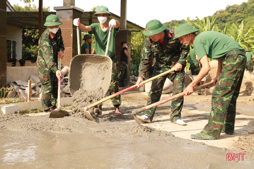 Lữ đoàn Phòng không 283 giúp người dân Hương Sơn xây dựng NTM