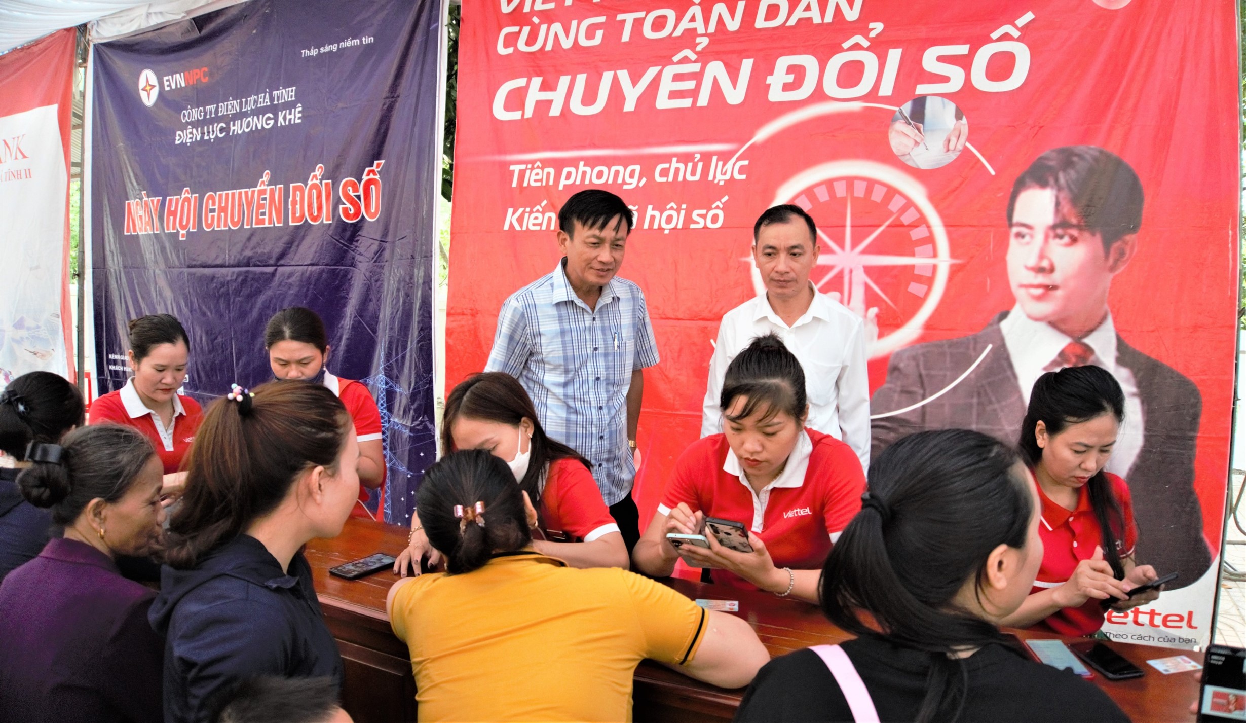Sôi nổi Ngày hội chuyển đổi số tại các xã trên địa bàn huyện Hương Khê