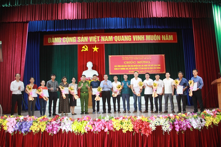 Số hóa thủ tục hành chính cho những công dân đầu tiên của huyện Can Lộc