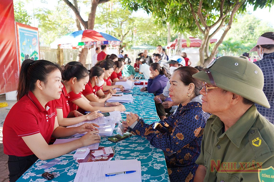 Người dân Xuân Hải tích cực tham gia Ngày hội Chuyển đổi số