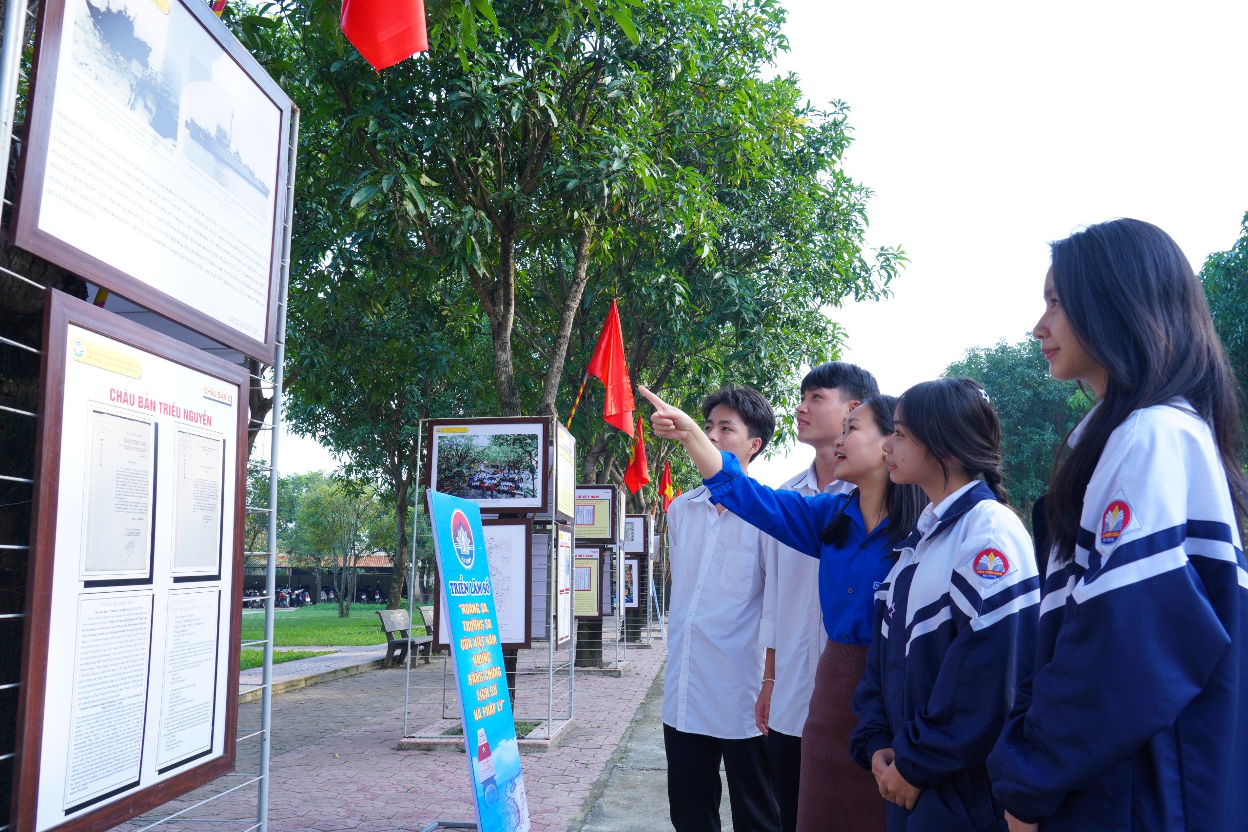 Triển lãm số 3D “Hoàng Sa, Trường Sa của Việt Nam - Những bằng chứng lịch sử và pháp lý” tại Nghi Xuân
