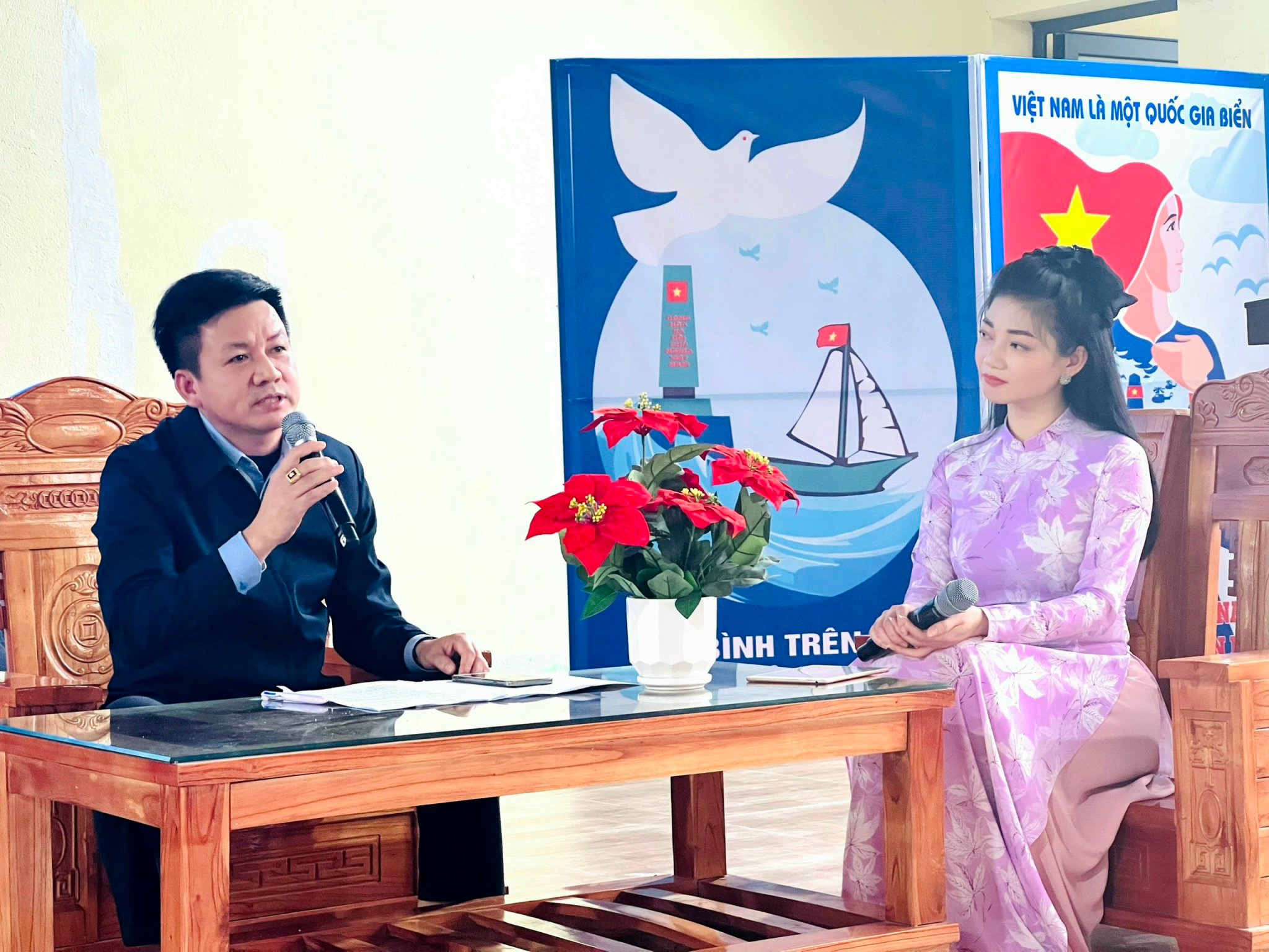 Triển lãm “Hoàng Sa, Trường Sa của Việt Nam - Những bằng chứng lịch sử và pháp lý” tại Trường THPT Hương Sơn