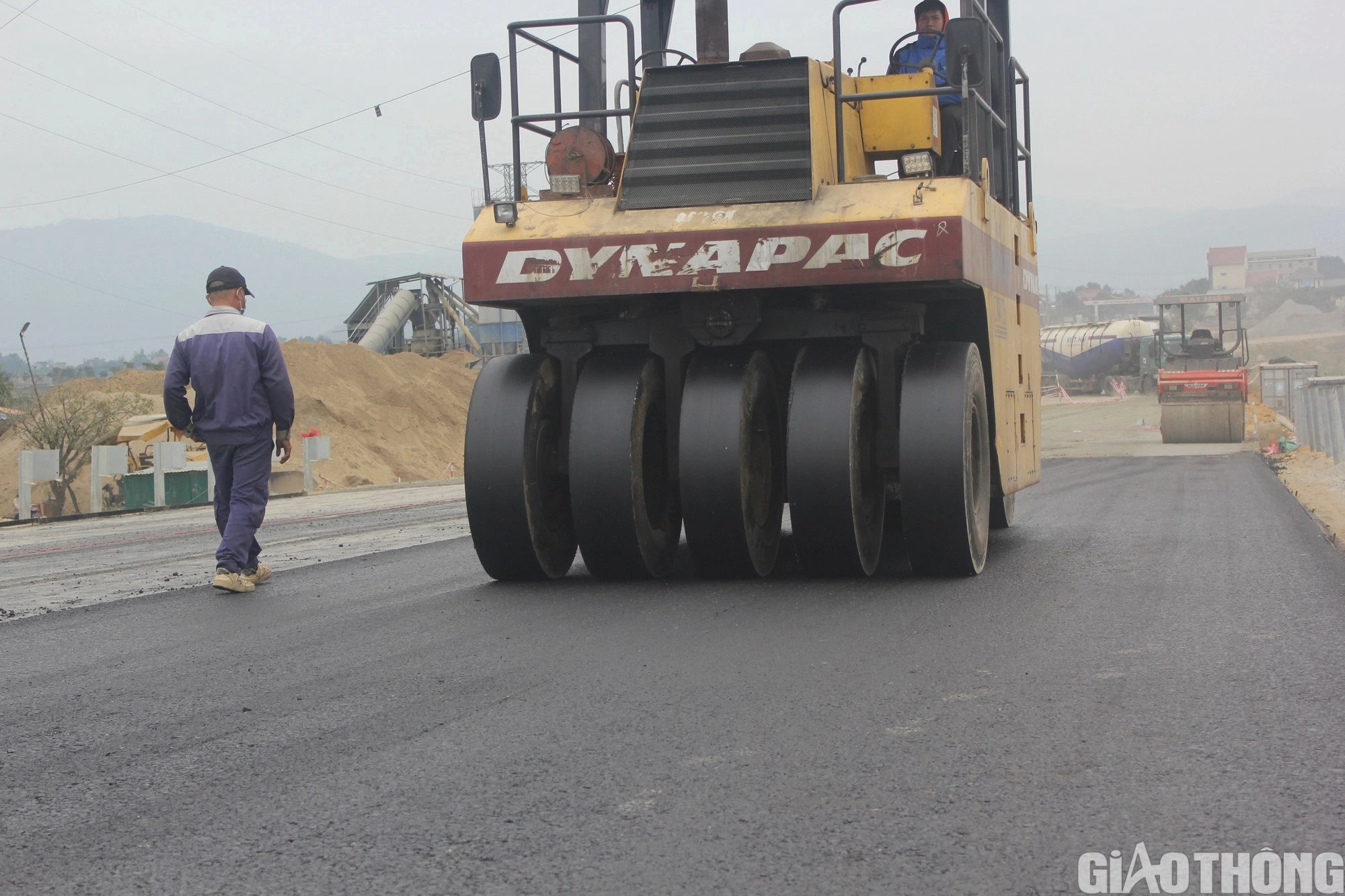 Thảm bê tông nhựa cầu vượt QL 8 tại dự án cao tốc Diễn Châu - Bãi Vọt